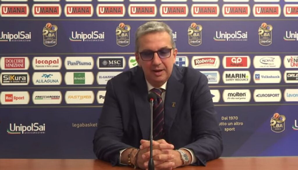 De Raffaele levanta las manos antes del derbi