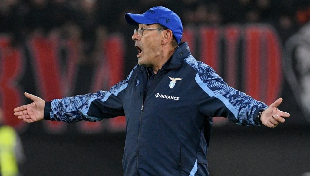 Lazio, Sarri defiende a Acerbi y la toma con la afición