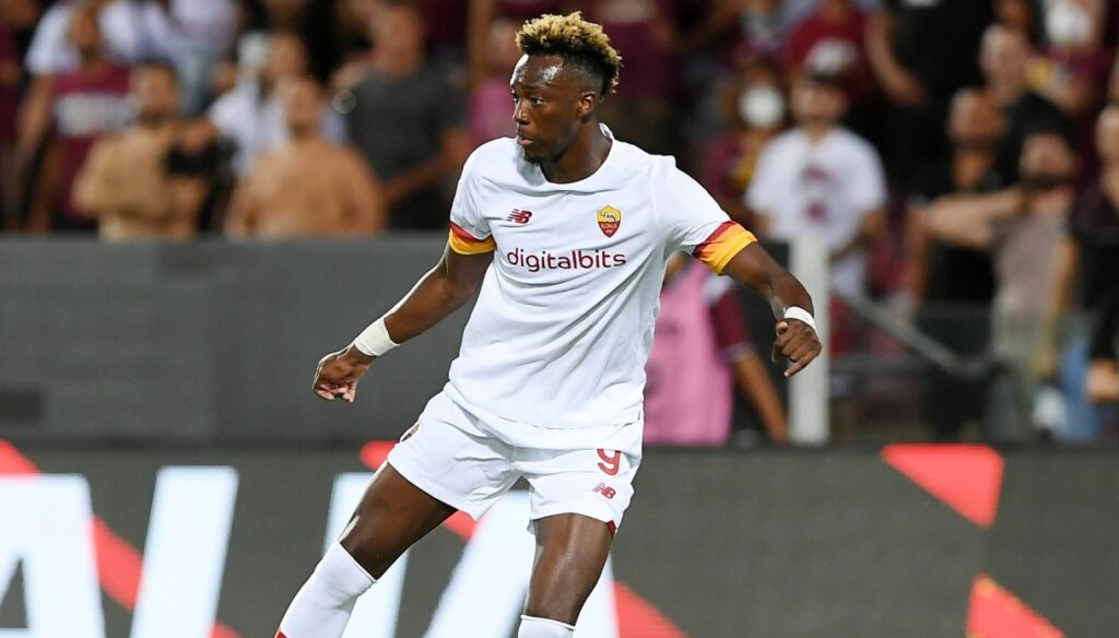 Tammy Abraham bromea con Paulo Dybala