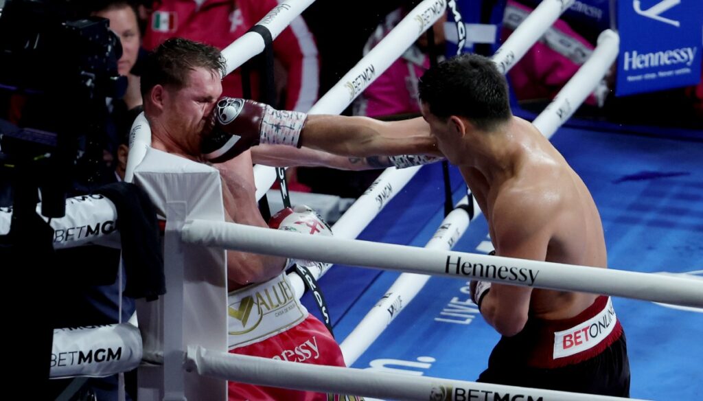 Boxeo, Bivol deja a todos con la boca abierta: Canelo Álvarez vencido
