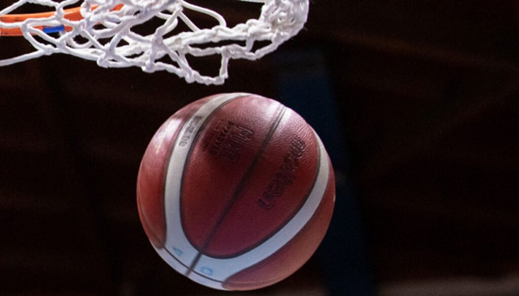 Baloncesto, la nueva clasificación de la Serie A tras el previsible descuento ante el Varese