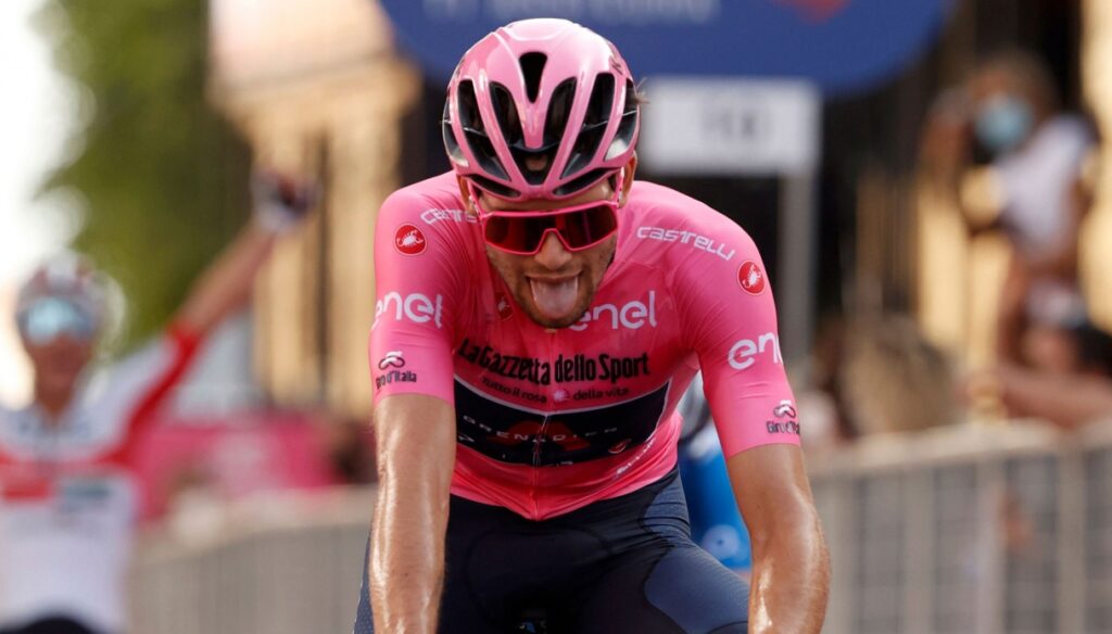 Filippo Ganna se hace inmediatamente con la maglia rosa