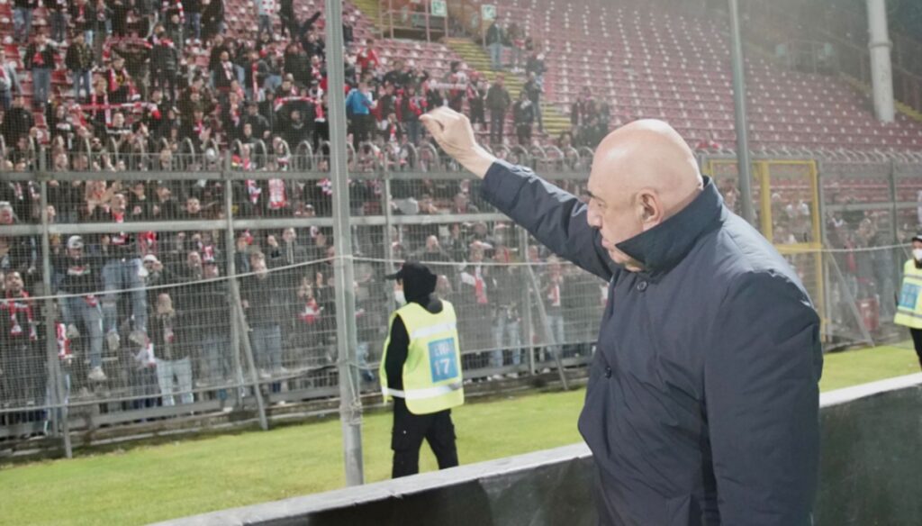 Adriano Galliani supera la amargura y pasa por debajo de la curva