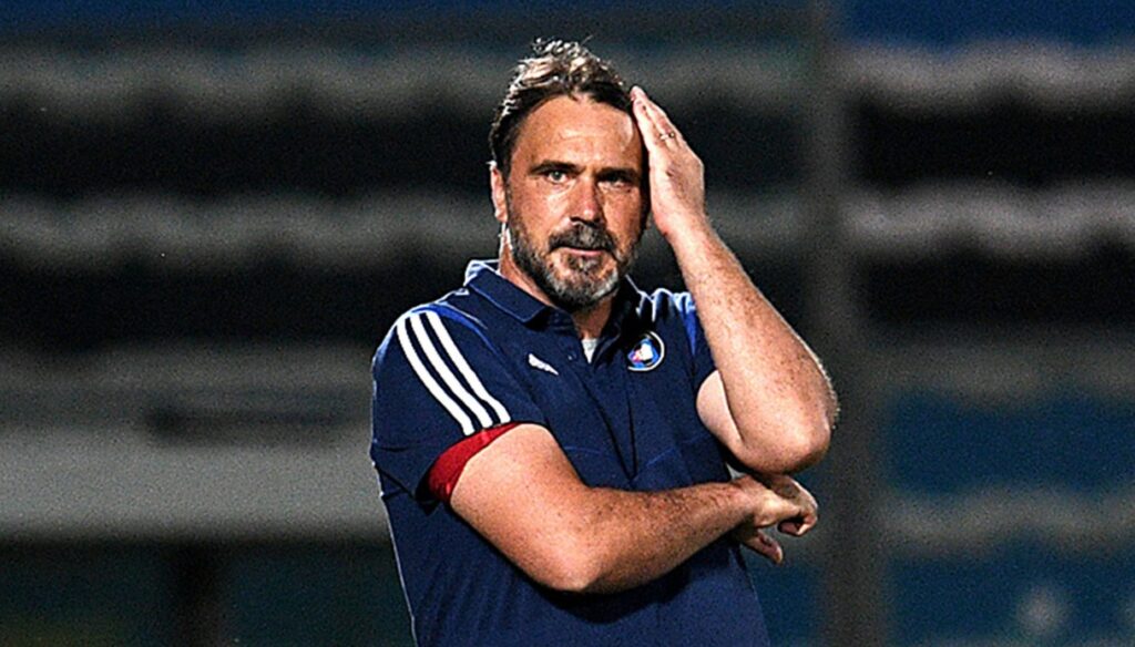 Luca D’Angelo no lo soporta y tira de las orejas a Lorenzo Lucca