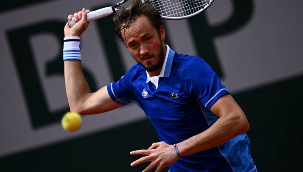 Roland Garros, colapso para Daniil Medvedev: Marin Cilic avanza