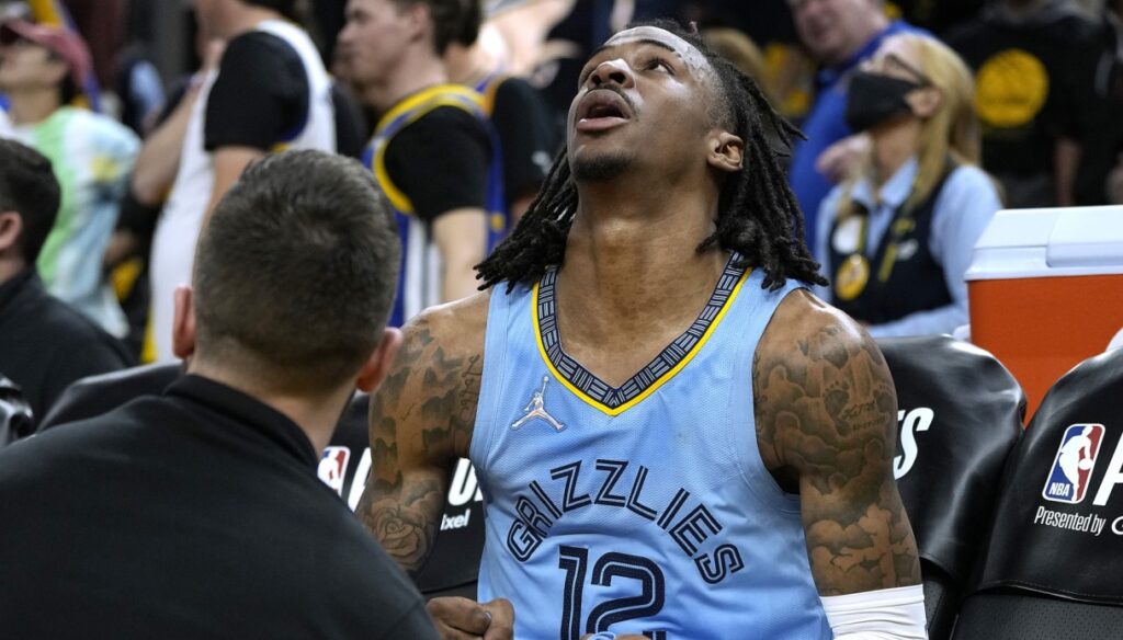 Play-offs de la NBA: Golden State gana el tercer partido contra Memphis, pero se desata la polémica