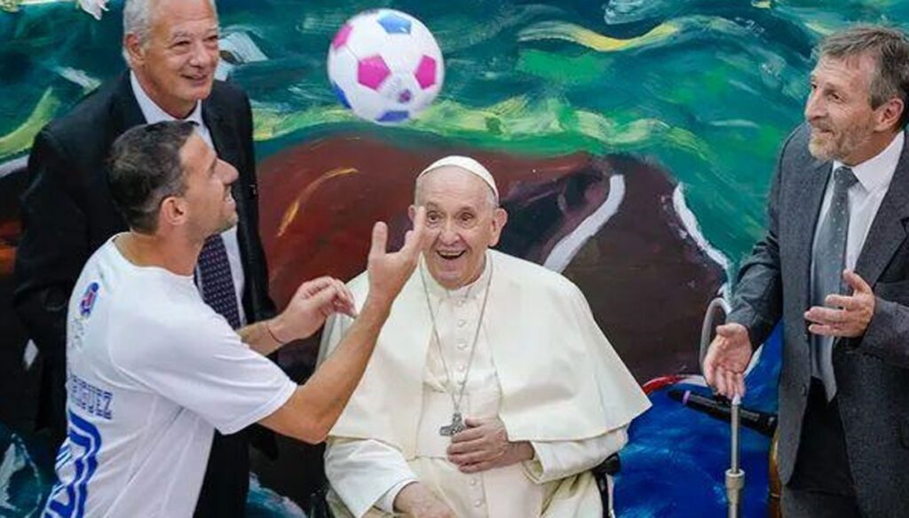 El Papa Francisco se reúne con los campeones de fútbol