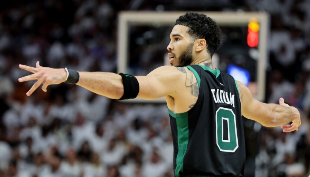 NBA, el clásico Lakers-Celtics lo decide Jayson Tatum