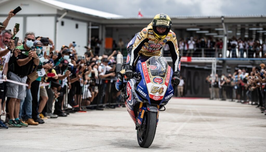Toprak Razgatlioglu como Marc Márquez y Casey Stoner