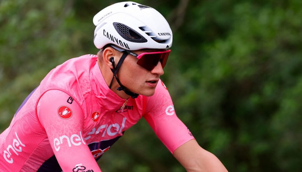 Giro 2022, Mathieu Van der Poel ya pone las manos en la masa