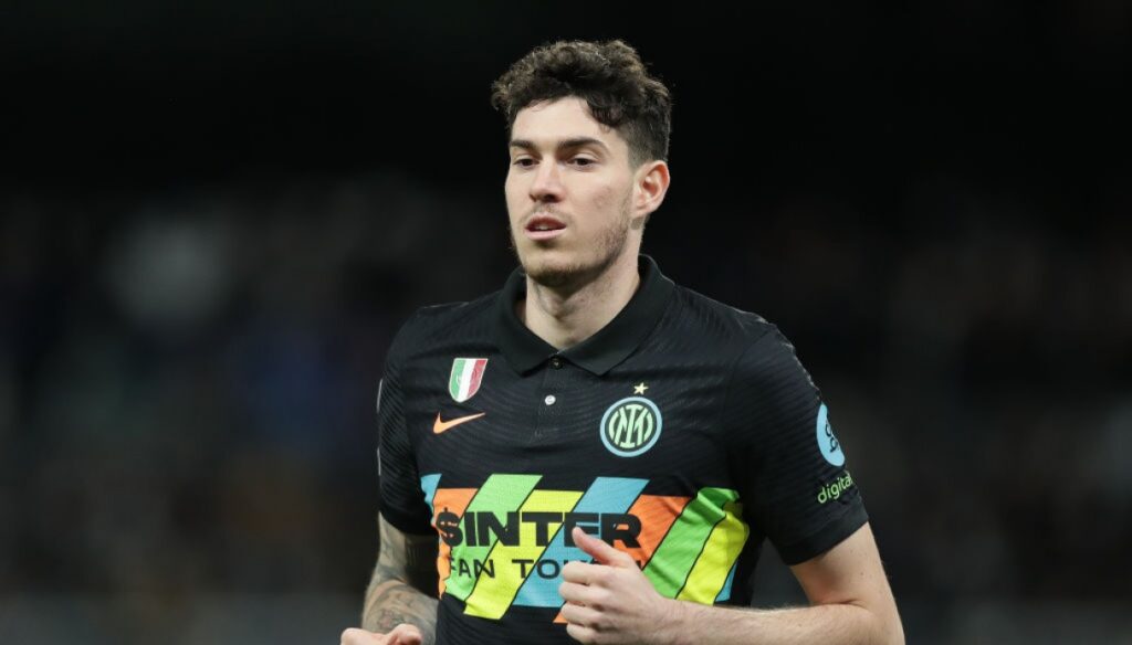 Alessandro Bastoni entra en el campo por Milan Skriniar