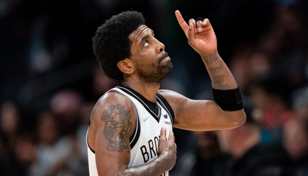NBA, Kyrie Irving vuelve a intentarlo con Luka Doncic