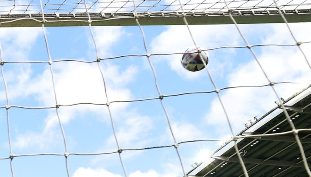 Tres de B para el defensor-goleador