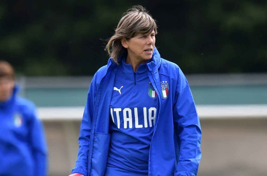 Milena Bertolini como Roberto Mancini