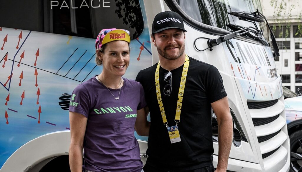 F1, Valtteri Bottas embotella a su novia en el Tour de Francia