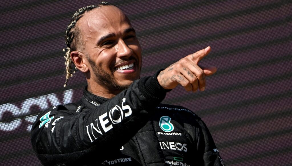 Lewis Hamilton se apunta al fútbol americano