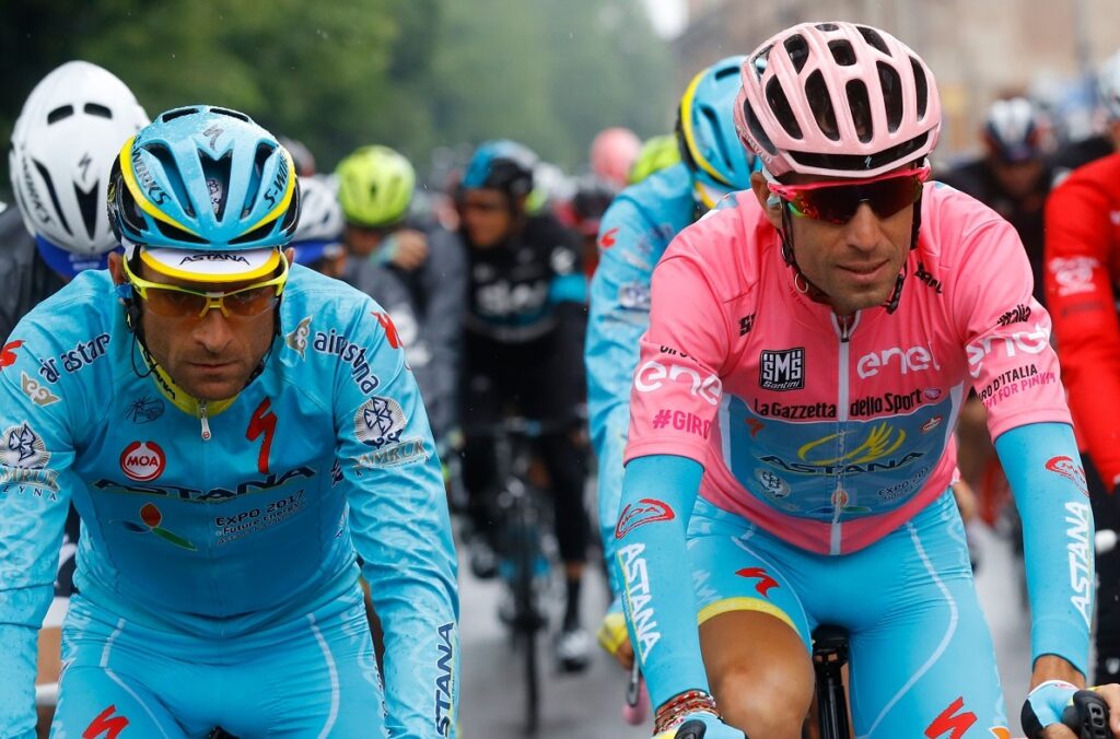 Michele Scarponi, una placa por ayudar a Vincenzo Nibali