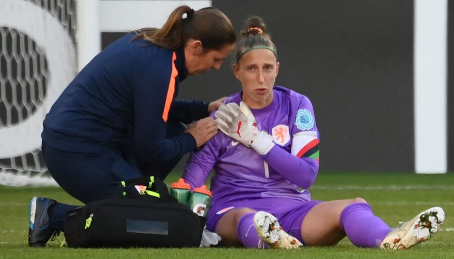 Sari van Veenendaal se rinde: adiós al fútbol