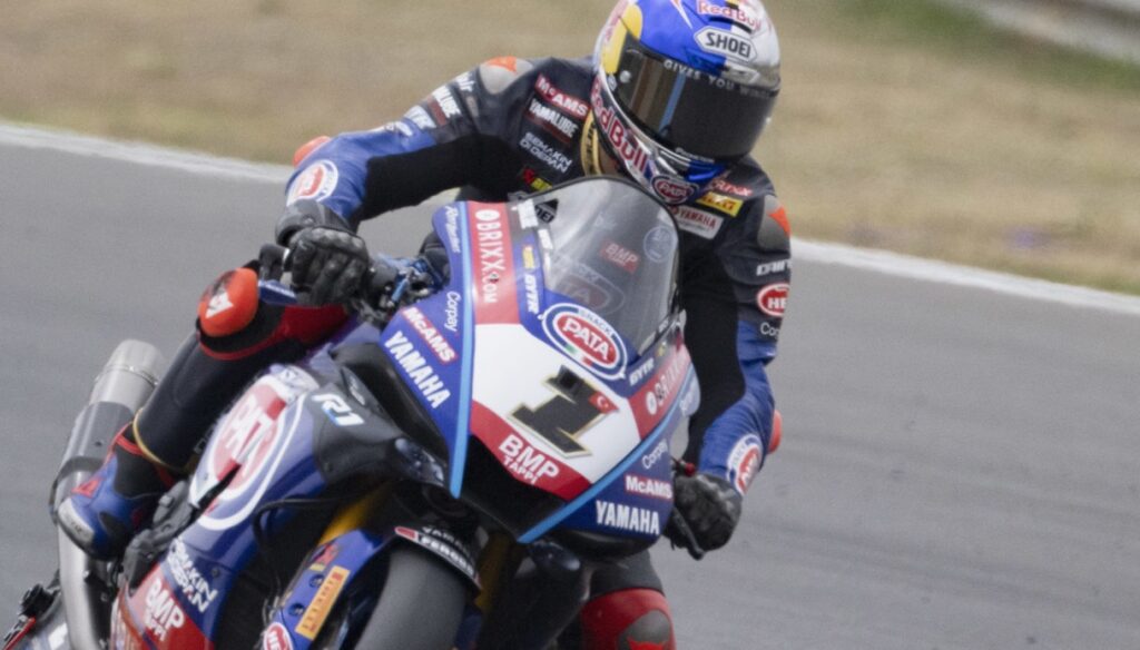 Superbike, Donington: carrera-1 para Razgatlioglu, Bautista se cae. Tres italianos entre los 10 primeros