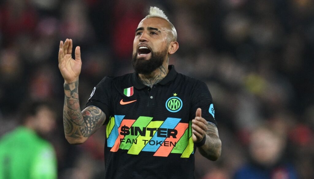 Arturo Vidal listo para vestir de rojo y negro