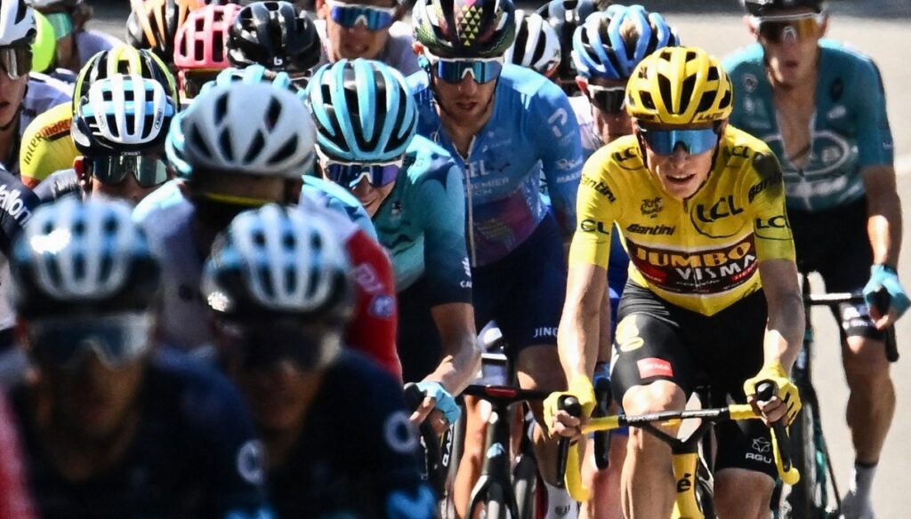 Tour: Vingegaard se cae y se lesiona, pero sigue de amarillo. Etapa a Philipsen