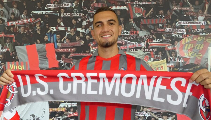 La tercera camiseta italiana de Escalante es gris-roja