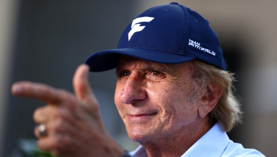 Emerson Fittipaldi muestra el camino a Fernando Alonso