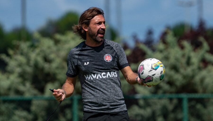 Cuatro bofetadas a Andrea Pirlo