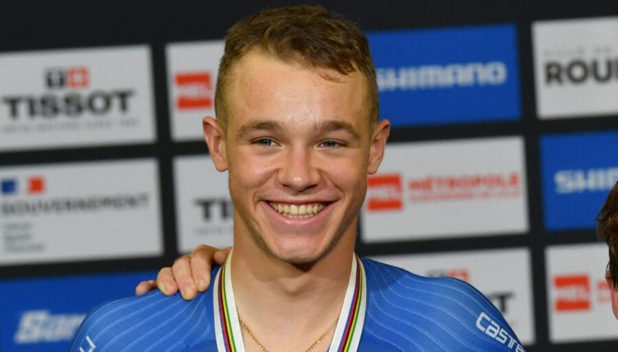 Jonathan Milan sonríe en el día de Matej Mohoric y Elia Viviani