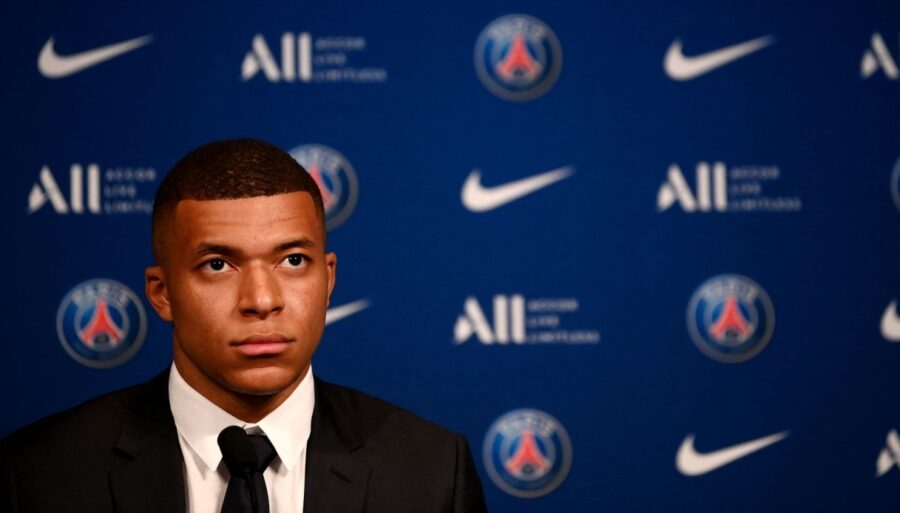 Kylian Mbappé regañado por el rey del pollo frito