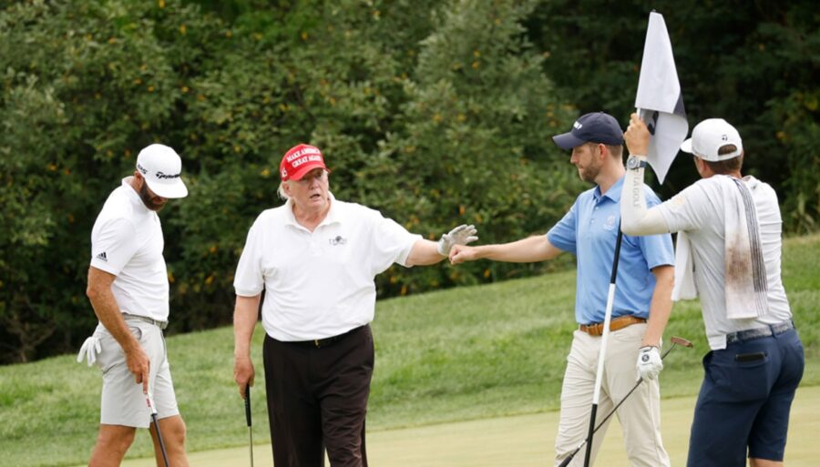 Lluvia de dólares en los campos de golf de Donald Trump