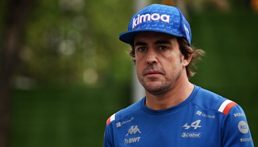 F1, Fernando Alonso cambia su traje en sólo tres horas