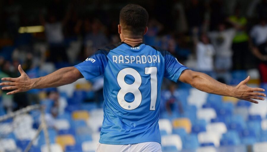 Giacomo Raspadori se compara con un ex campeón del Nápoles