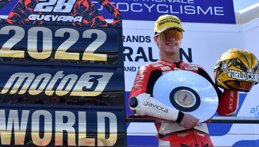 Moto3, Izan Guevara sin palabras tras ganar el título