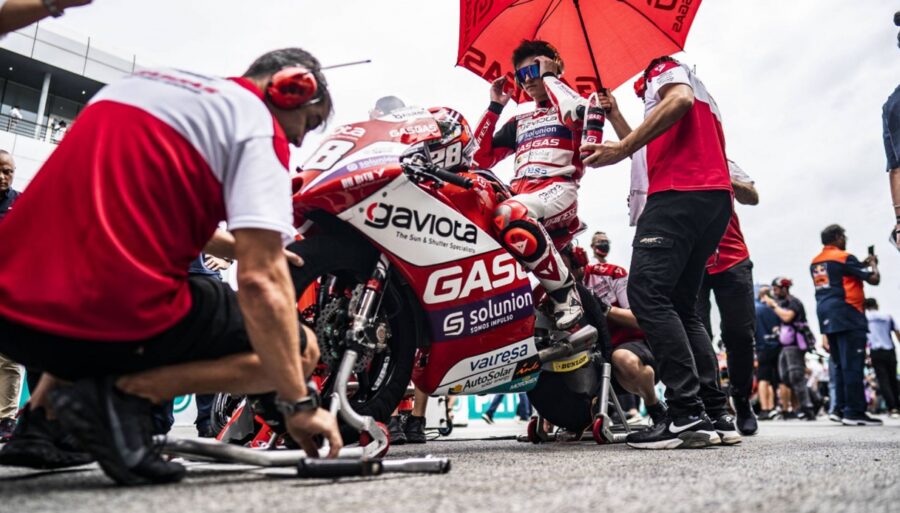 Izan Guevara entre Valentino Rossi y Marc Márquez