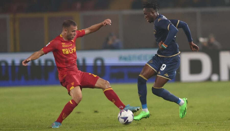 Ceesay responde a Kouamé: empate a uno entre Lecce y Fiorentina