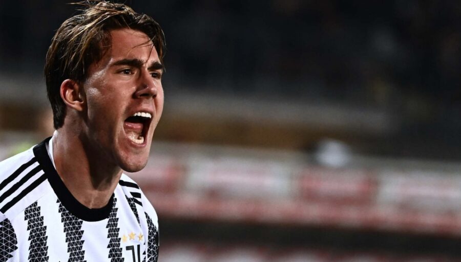Juventus, Dusan Vlahovic se pone al lado de Max Allegri