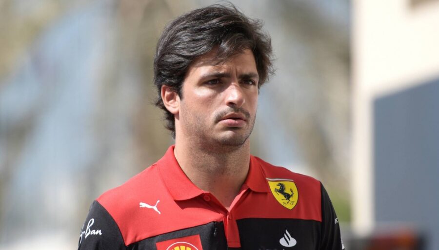 Ferrari se retrasa, la promesa social de Carlos Sainz