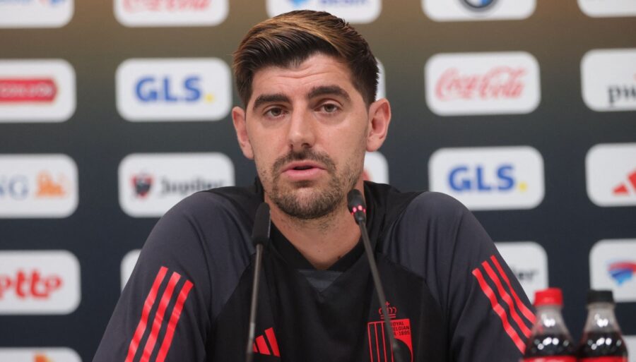 Tensión en Bélgica, Courtois rompe el banquillo con un golpe