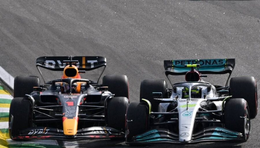 Lewis Hamilton celebra a George Russell pero no a Max Verstappen