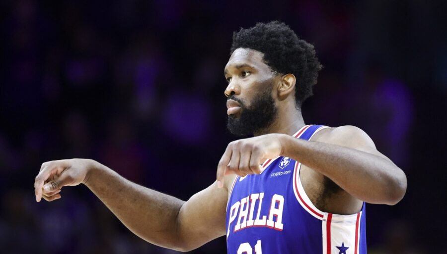 NBA, Philadelphia vence a Boston con 52 puntos de Joel Embiid
