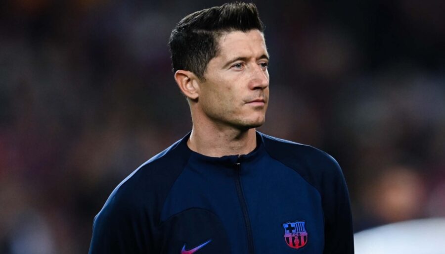 Robert Lewandowski recibe un penalti a pocos días del Mundial
