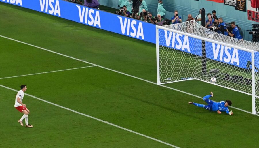 Lewandowski choca con Ochoa: el Polonia-México termina 0-0