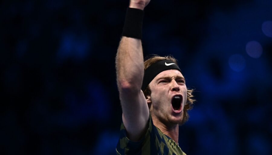 Finales ATP, Andrey Rublev remonta ante Tsitsipas: está en semifinales