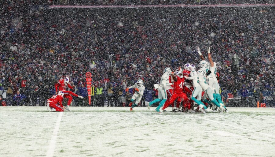 NFL, los aficionados de Buffalo golpean a sus rivales con bolas de nieve