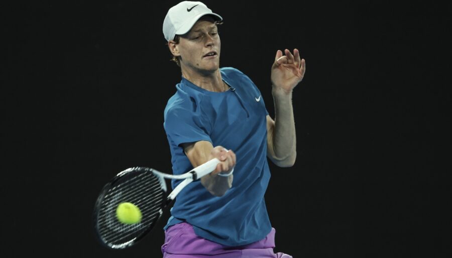 Jannik Sinner si ferma sul più bello: Tsitsipas ai quarti