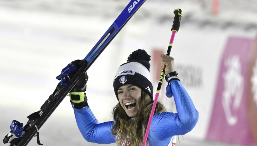 Marta Bassino busca el arco iris en las barras paralelas