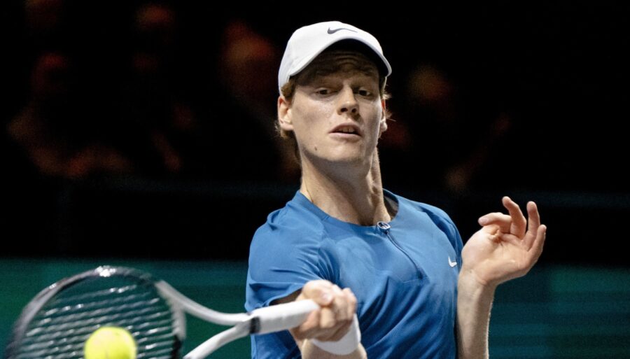 Un brillante Jannik Sinner asfixia a Stefanos Tsitsipas