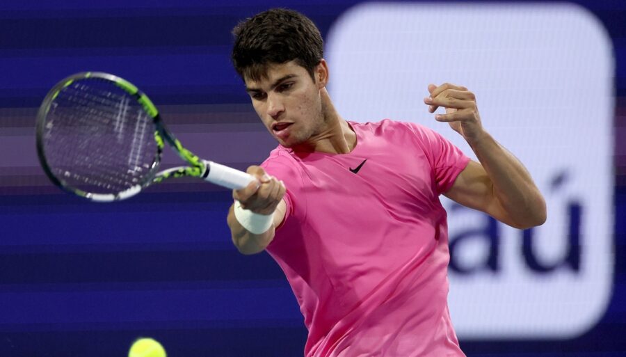 Carlos Alcaraz domina a Taylor Fritz y desafía a Jannik Sinner