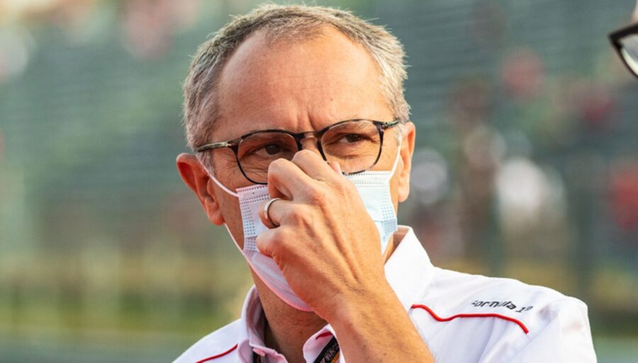 Stefano Domenicali arremete contra Ferrari y Charles Leclerc